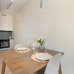 Wojciechowskiego With Parking By Renters Apartman